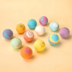 Nixnix - Bath Bombs 12 Stuks - Bruisballen Voor In Bad - 12 Etherische Aroma Bad Bommen - Giftset - Cadeau - 60g Per Stuk - Bruis Ballen Bad - Badballen -Verzorgingsproducten Verkoop 1200x1200 1136