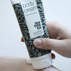 Australian Bodycare Body Cream 100 Ml - Intensieve Vochtinbrengende Crème Voor Zeer Droge & Beschadigde Huid - Met Actieve Ingrediënten Tea Tree Om De Natuurlijke Bacterieflora In Balans Te Houden En Toverhazelaar Voor Hydratatie Van De Huid -Verzorgingsproducten Verkoop 1200x1200 523