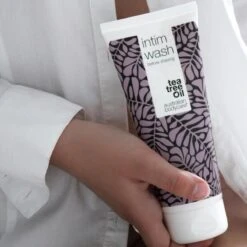 Australian Bodycare Intim Wash 200 Ml - Intieme Zeep Voor De Dagelijkse Wasbeurt Met Tea Tree Olie - Helpt Bij Jeuk, Onaangename Geurtjes En Ander Intiem Ongemak - Effectief Tegen Rode Bultjes, Scheerbrand En Ingegroeide Haartjes Na Intiem Scheren -Verzorgingsproducten Verkoop 1200x1200 937