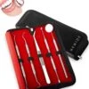 Newide Professionele Tandarts Set Met Luxe Etui – Tandsteen Verwijderaar – RVS Tandarts Setje – Tandenstokers – Tandartshaakje – Tand Verzorging Gereedschap Set – Tandplak Verwijderaar -Verzorgingsproducten Verkoop 1001x1200