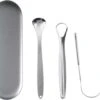 AdroitGoods RVS Tongschraper Set Voor Mondverzorging - 4 Stuks - Tongreiniger/Tongborstel & Tong Schraper -Verzorgingsproducten Verkoop 1200x1016 2