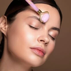 Sensage Rozenkwarts Roller Met Gua Sha Steen | Massage Jade Roller | 100% Natuurlijk Rose Quartz | Gezichtsroller | Face Roller | Roller | Gezichtsmassage | 4-delige Beauty Set -Verzorgingsproducten Verkoop 1200x1200 746