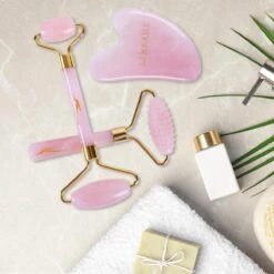 Sensage Rozenkwarts Roller Met Gua Sha Steen | Massage Jade Roller | 100% Natuurlijk Rose Quartz | Gezichtsroller | Face Roller | Roller | Gezichtsmassage | 4-delige Beauty Set -Verzorgingsproducten Verkoop 1200x1200 747