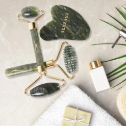 Sensage Jade Roller Met Gua Sha Steen | Massage | 100% Natuurlijk Groene Jade | Gezichtsroller | Face Roller | Roller | Gezichtsmassage | 4-delige Beauty Set -Verzorgingsproducten Verkoop 1200x1200 801