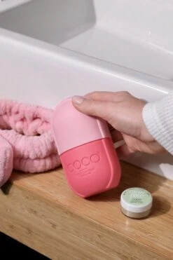 COLDCONTOUR - Skin Ice Roller Gezicht- Facial Icing- Roze - Aftersun- Cadeautip - Anti Rimpel- Ice Globes - Ijs Gezicht - Gezichtsmassage Roller - Huidverjongingsapparaat - Anti Aging- Cadeau 25 COLDCONTOUR - Skin Ice Roller Gezicht- Facial Icing- Roze - Aftersun- Cadeautip - Anti Rimpel- Ice Globes - Ijs Gezicht - Gezichtsmassage Roller - Huidverjongingsapparaat - Anti Aging- Cadeau -Verzorgingsproducten Verkoop 800x1200 4