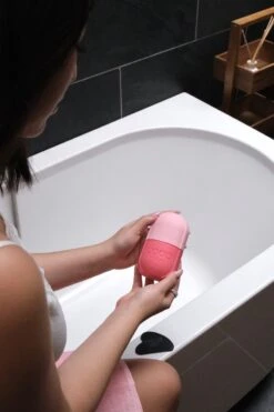 COLDCONTOUR - Skin Ice Roller Gezicht- Facial Icing- Roze - Aftersun- Cadeautip - Anti Rimpel- Ice Globes - Ijs Gezicht - Gezichtsmassage Roller - Huidverjongingsapparaat - Anti Aging- Cadeau 30 COLDCONTOUR - Skin Ice Roller Gezicht- Facial Icing- Roze - Aftersun- Cadeautip - Anti Rimpel- Ice Globes - Ijs Gezicht - Gezichtsmassage Roller - Huidverjongingsapparaat - Anti Aging- Cadeau -Verzorgingsproducten Verkoop 800x1200 6