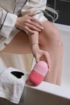 COLDCONTOUR - Skin Ice Roller Gezicht- Facial Icing- Roze - Aftersun- Cadeautip - Anti Rimpel- Ice Globes - Ijs Gezicht - Gezichtsmassage Roller - Huidverjongingsapparaat - Anti Aging- Cadeau 31 COLDCONTOUR - Skin Ice Roller Gezicht- Facial Icing- Roze - Aftersun- Cadeautip - Anti Rimpel- Ice Globes - Ijs Gezicht - Gezichtsmassage Roller - Huidverjongingsapparaat - Anti Aging- Cadeau -Verzorgingsproducten Verkoop 800x1200 7