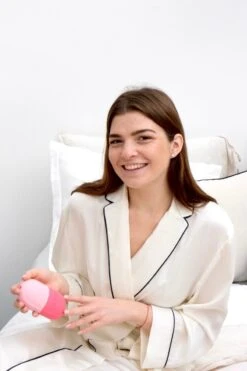 COLDCONTOUR - Skin Ice Roller Gezicht- Facial Icing- Roze - Aftersun- Cadeautip - Anti Rimpel- Ice Globes - Ijs Gezicht - Gezichtsmassage Roller - Huidverjongingsapparaat - Anti Aging- Cadeau 32 COLDCONTOUR - Skin Ice Roller Gezicht- Facial Icing- Roze - Aftersun- Cadeautip - Anti Rimpel- Ice Globes - Ijs Gezicht - Gezichtsmassage Roller - Huidverjongingsapparaat - Anti Aging- Cadeau -Verzorgingsproducten Verkoop 800x1200 8