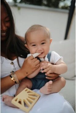 Mushie Finger Toothbrush Clay/Sand - Vingertandenborstel Baby - 2 Stuks Per Verpakking - Tandenborstel Siliconen -Verzorgingsproducten Verkoop 806x1200