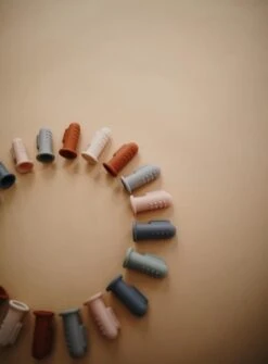 Mushie Finger Toothbrush Clay/Sand - Vingertandenborstel Baby - 2 Stuks Per Verpakking - Tandenborstel Siliconen -Verzorgingsproducten Verkoop 885x1200 1